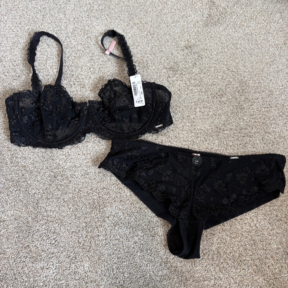 La vie en rose Lingerie Set bra 36D & panties Large NWT Black Lace Sexy